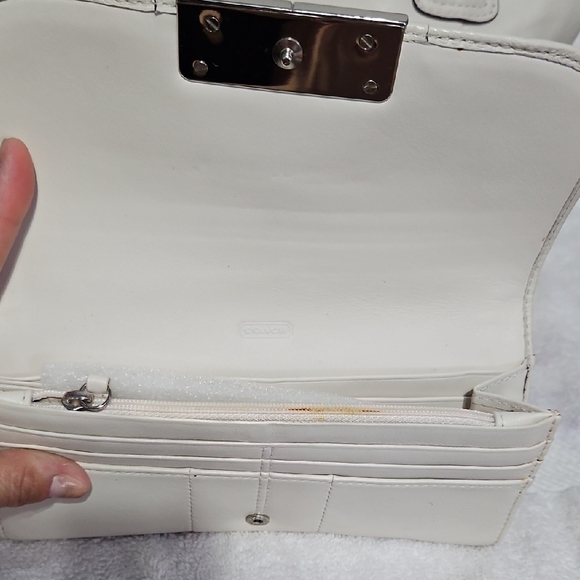 Elegant White Leather Shoulder Bag with Silver Details Price comes with wallet!! - Picture 3 of 5